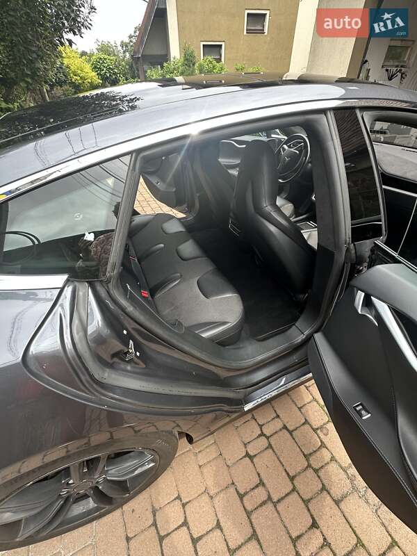 Лифтбек Tesla Model S 2015 в Старых Петровцах