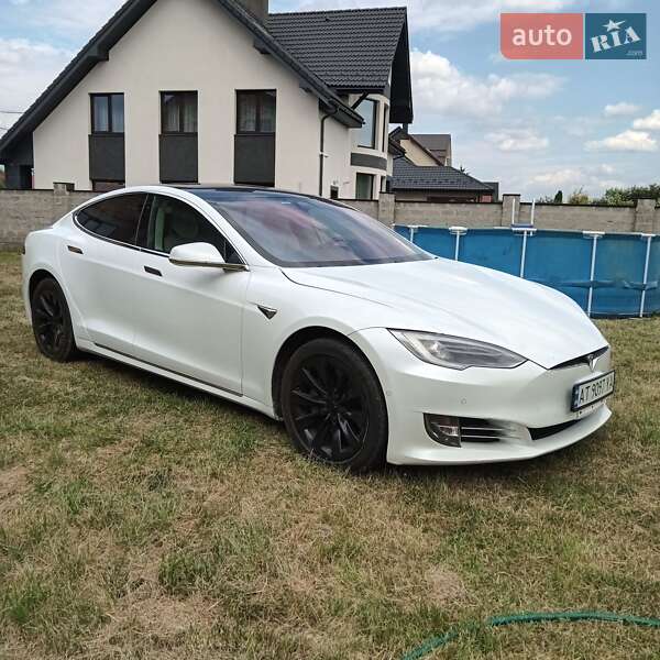 Лифтбек Tesla Model S 2017 в Ивано-Франковске
