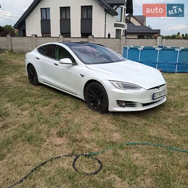Лифтбек Tesla Model S 2017 в Ивано-Франковске