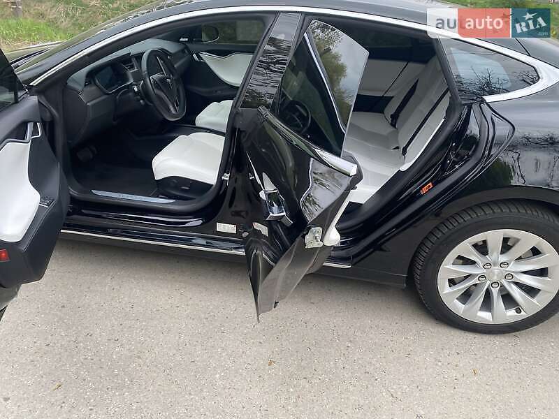 Лифтбек Tesla Model S 2018 в Киеве