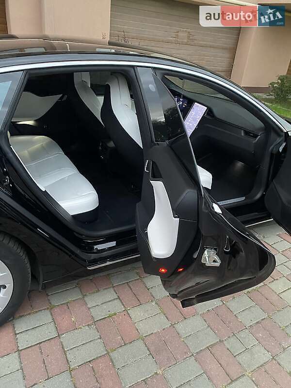 Лифтбек Tesla Model S 2018 в Киеве