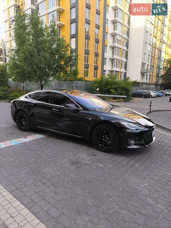 Лифтбек Tesla Model S 2017 в Черновцах