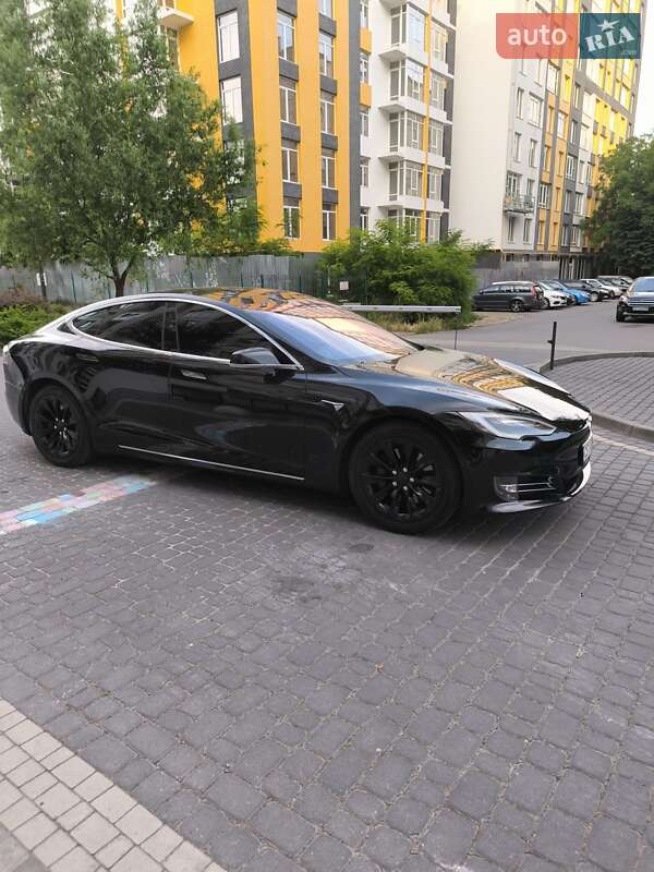Лифтбек Tesla Model S 2017 в Черновцах