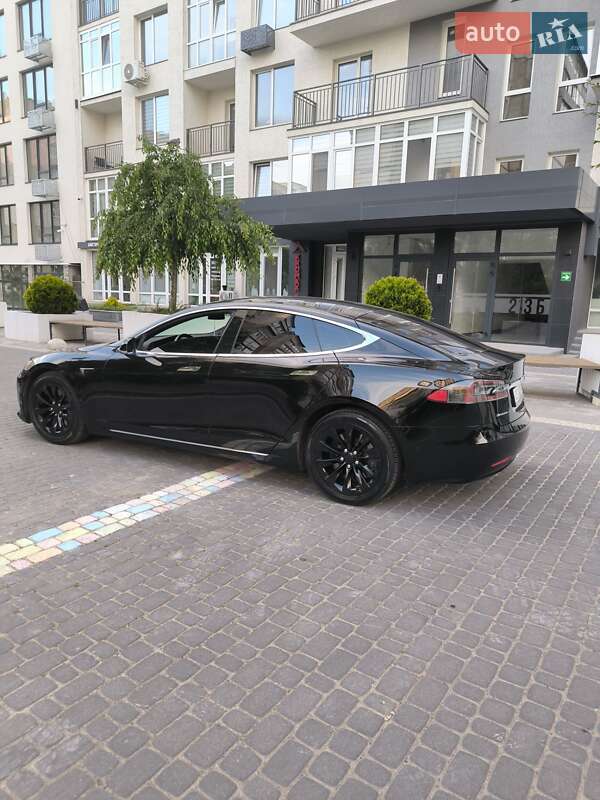 Лифтбек Tesla Model S 2017 в Черновцах