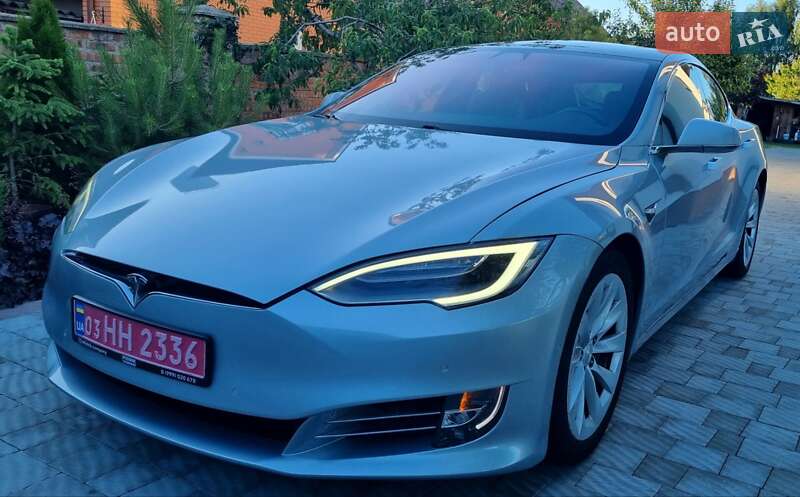 Лифтбек Tesla Model S 2016 в Луцке