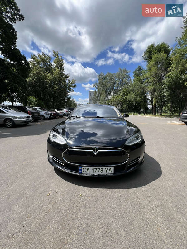 Лифтбек Tesla Model S 2013 в 