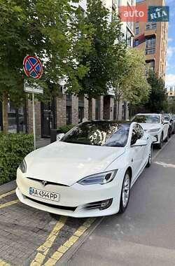 Лифтбек Tesla Model S 2017 в Киеве