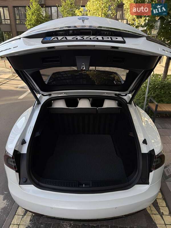 Лифтбек Tesla Model S 2017 в Киеве