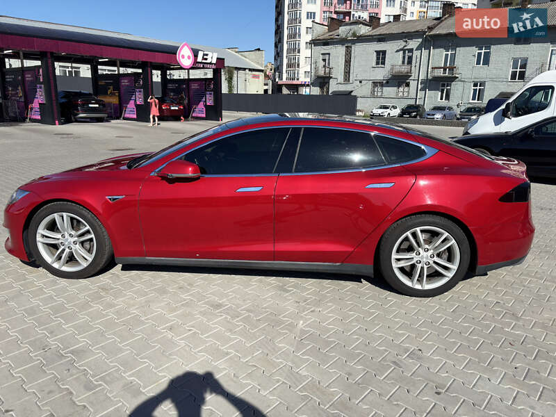 Лифтбек Tesla Model S 2016 в Львове