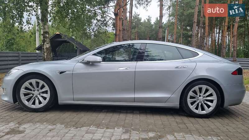 Лифтбек Tesla Model S 2016 в Луцке