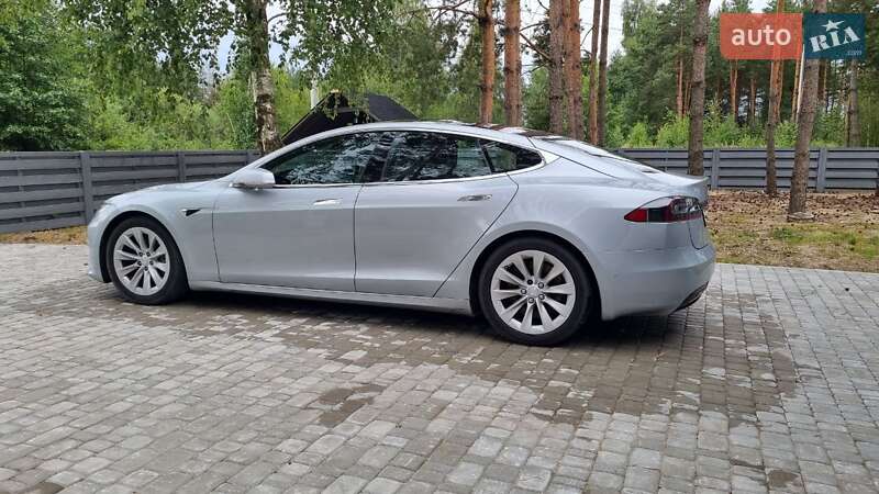Лифтбек Tesla Model S 2016 в Луцке