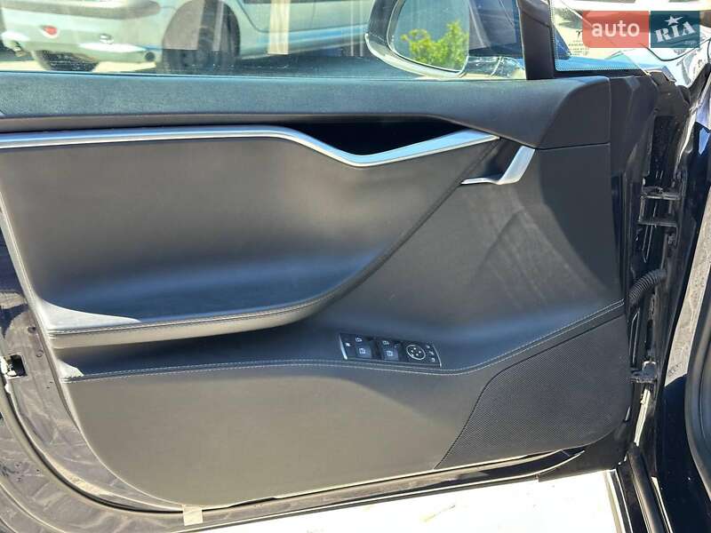 Лифтбек Tesla Model S 2015 в Львове