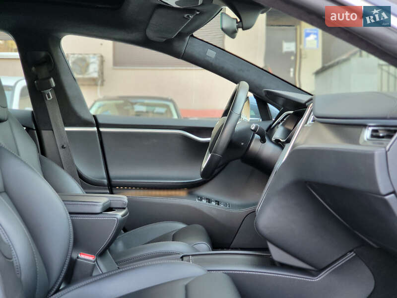Лифтбек Tesla Model S 2018 в Киеве