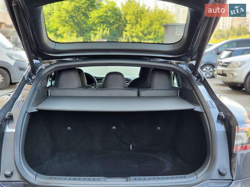 Лифтбек Tesla Model S 2018 в Киеве