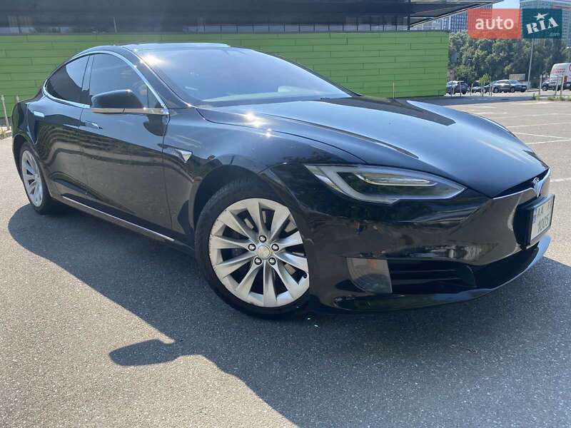 Лифтбек Tesla Model S 2016 в Киеве