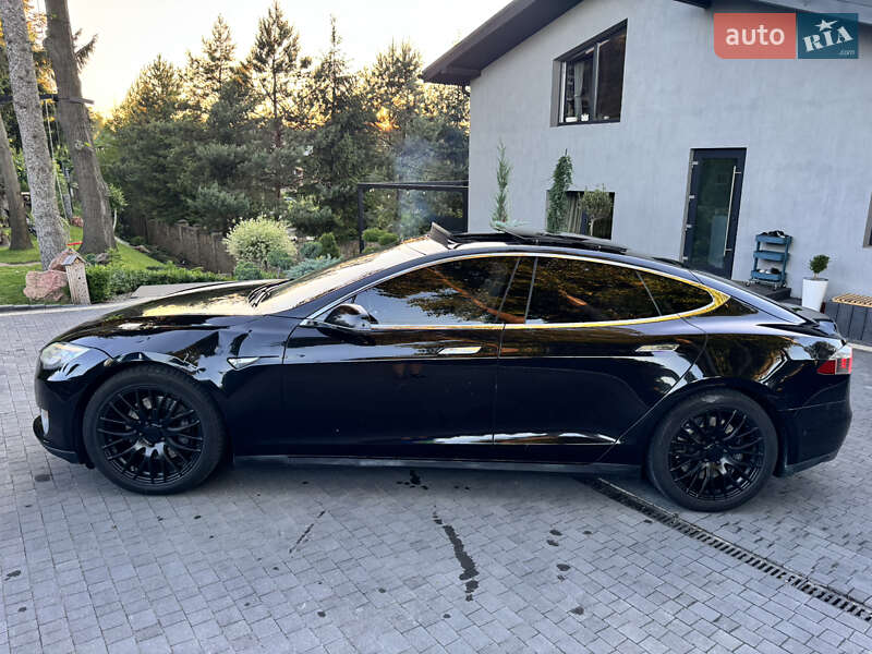 Лифтбек Tesla Model S 2015 в Луцке