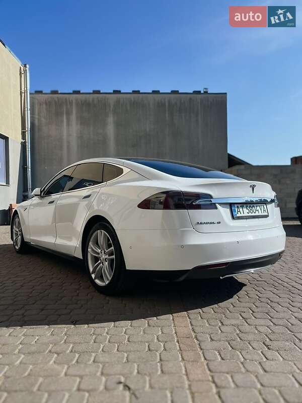 Ліфтбек Tesla Model S 2015 в Івано-Франківську