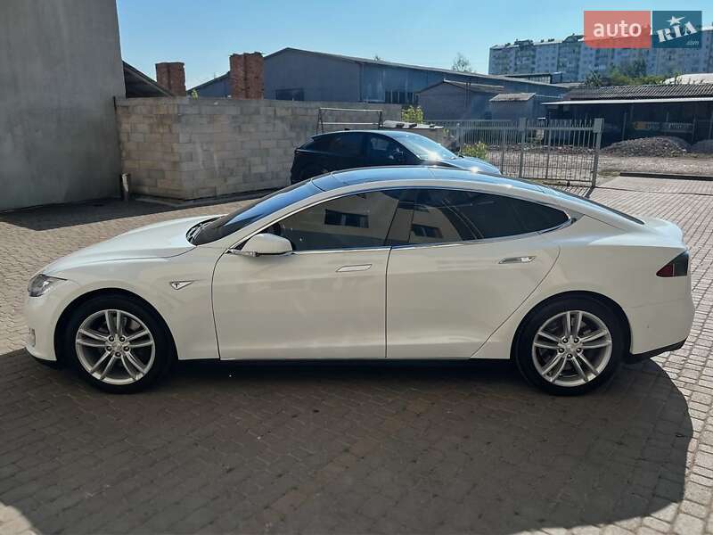 Ліфтбек Tesla Model S 2015 в Івано-Франківську