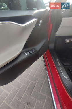 Лифтбек Tesla Model S 2013 в 