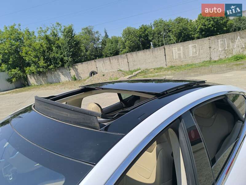 Ліфтбек Tesla Model S 2017 в Чернівцях