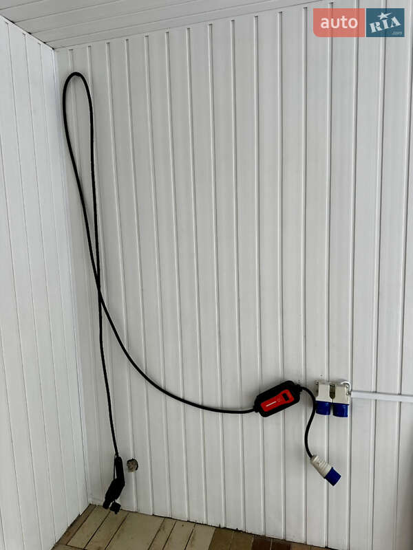 Ліфтбек Tesla Model S 2016 в Львові