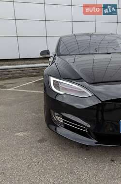 Лифтбек Tesla Model S 2015 в 