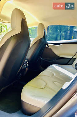 Лифтбек Tesla Model S 2015 в 