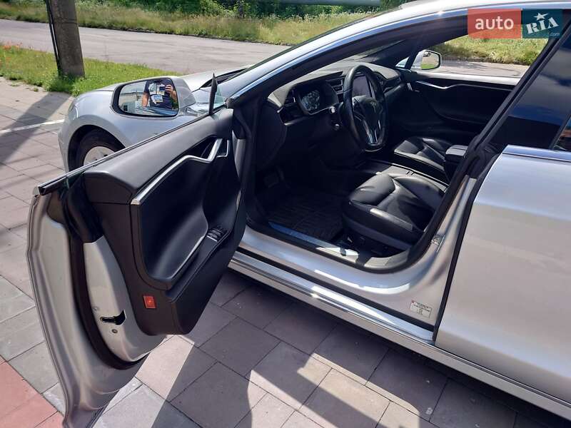 Лифтбек Tesla Model S 2016 в Луцке