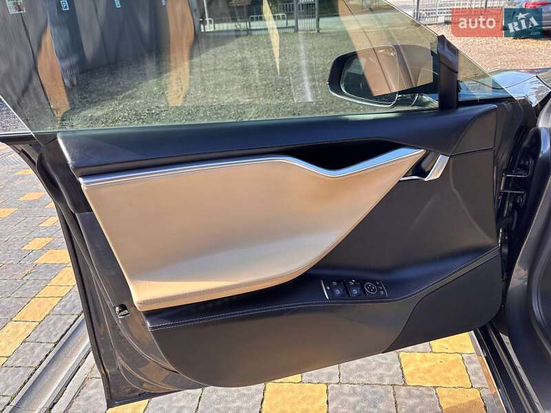 Ліфтбек Tesla Model S 2017 в Львові