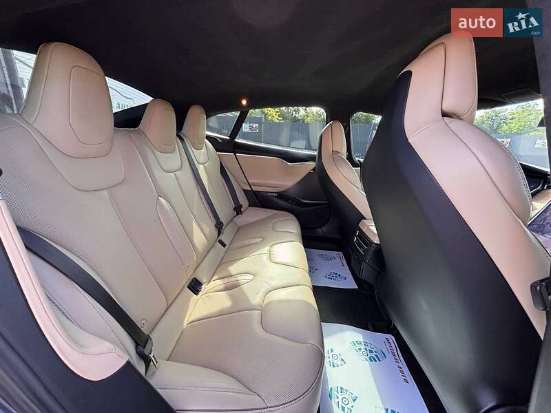 Ліфтбек Tesla Model S 2017 в Львові
