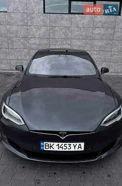 Ліфтбек Tesla Model S 2016 в Сарнах