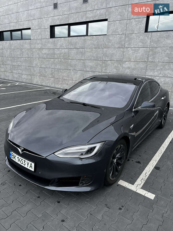 Ліфтбек Tesla Model S 2016 в Сарнах
