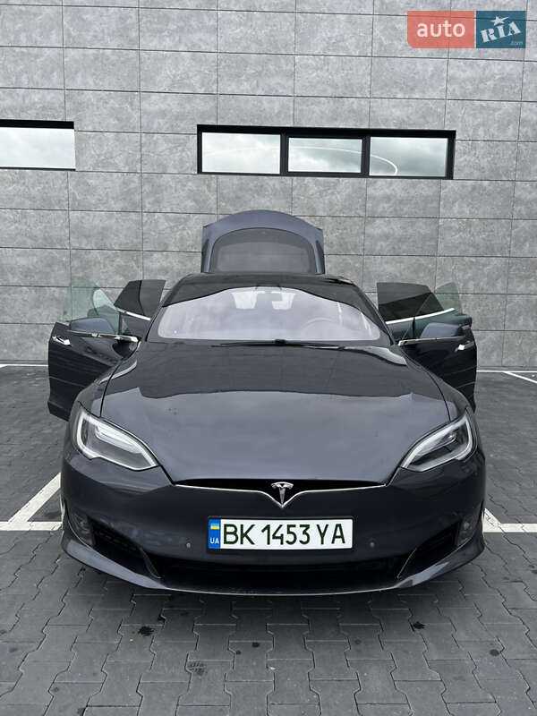 Ліфтбек Tesla Model S 2016 в Сарнах