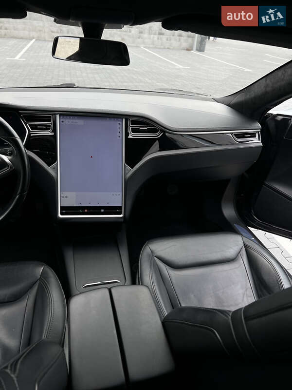 Ліфтбек Tesla Model S 2016 в Сарнах