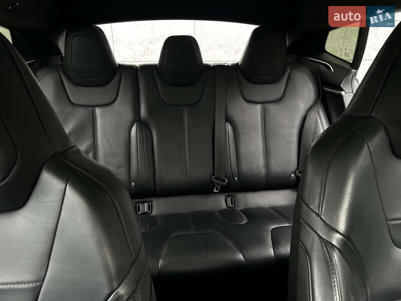 Ліфтбек Tesla Model S 2016 в Сарнах