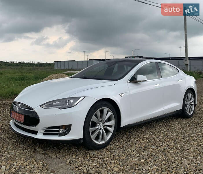 Лифтбек Tesla Model S 2015 в Львове