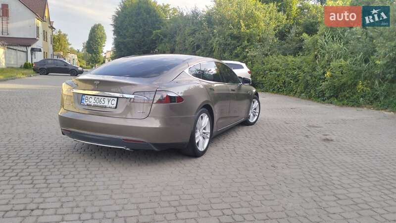 Ліфтбек Tesla Model S 2015 в Львові