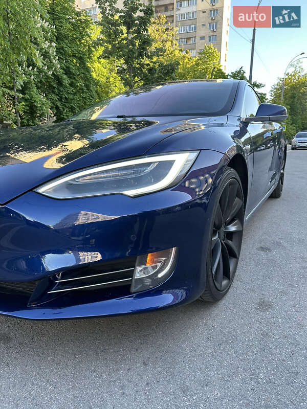 Лифтбек Tesla Model S 2017 в Киеве фото 12 Лифтбек Tesla Model S 2017 в Киеве