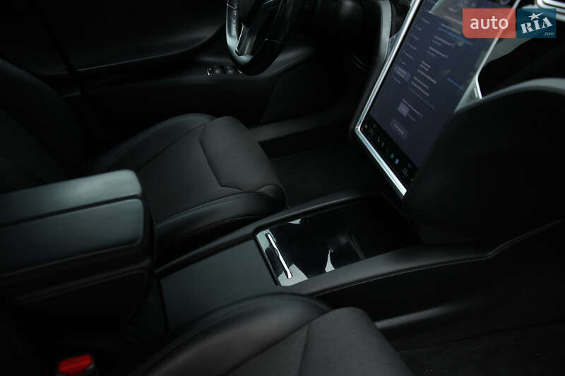 Ліфтбек Tesla Model S 2017 в Житомирі
