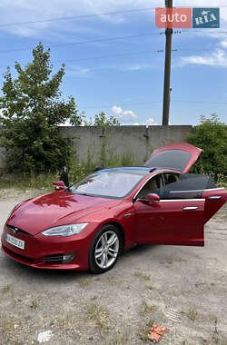 Лифтбек Tesla Model S 2015 в 