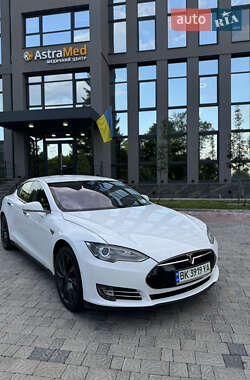 Лифтбек Tesla Model S 2015 в 