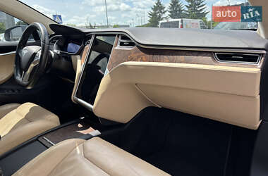 Лифтбек Tesla Model S 2017 в Львове
