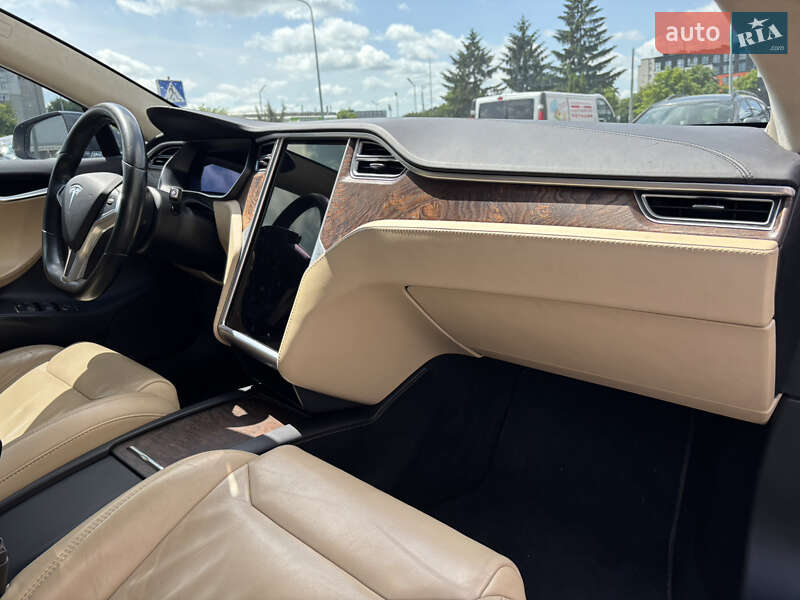 Ліфтбек Tesla Model S 2017 в Львові