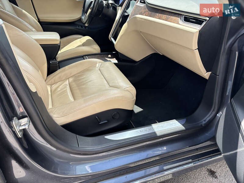 Ліфтбек Tesla Model S 2017 в Львові
