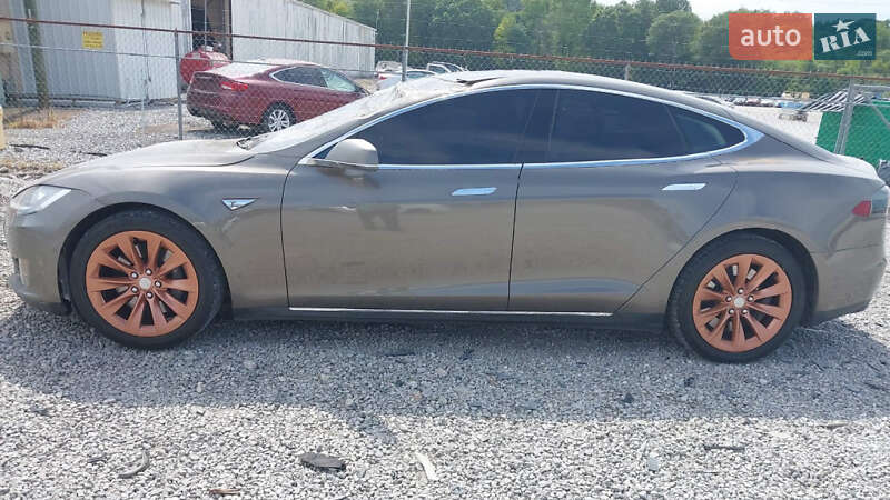 Ліфтбек Tesla Model S 2016 в Львові