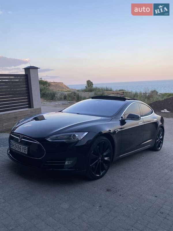 Ліфтбек Tesla Model S 2014 в 