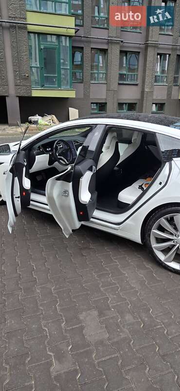 Лифтбек Tesla Model S 2017 в Киеве