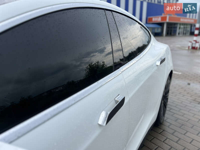 Лифтбек Tesla Model S 2014 в Дубно