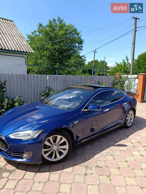 Tesla Model S 2015