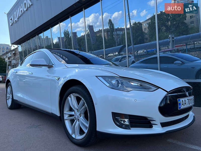 Tesla Model S 2015